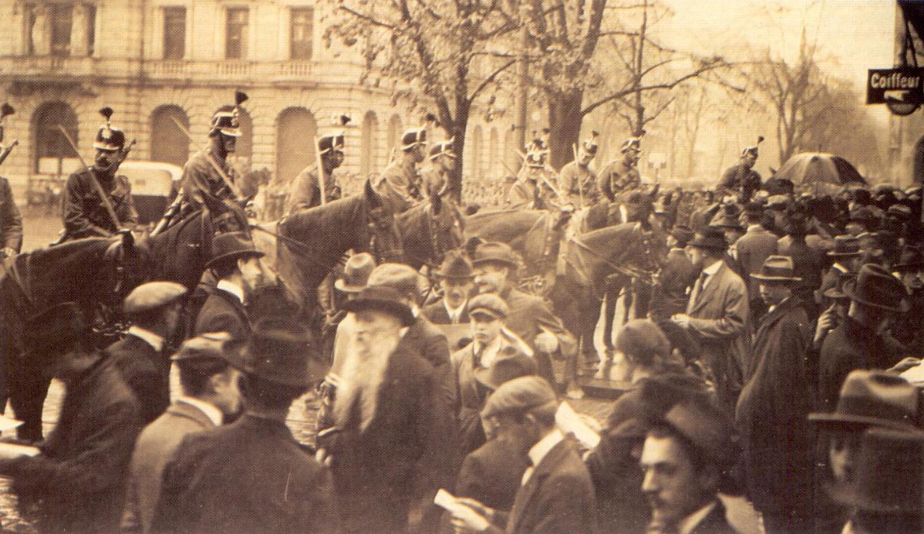 People during the 1918 general strike in Zurich